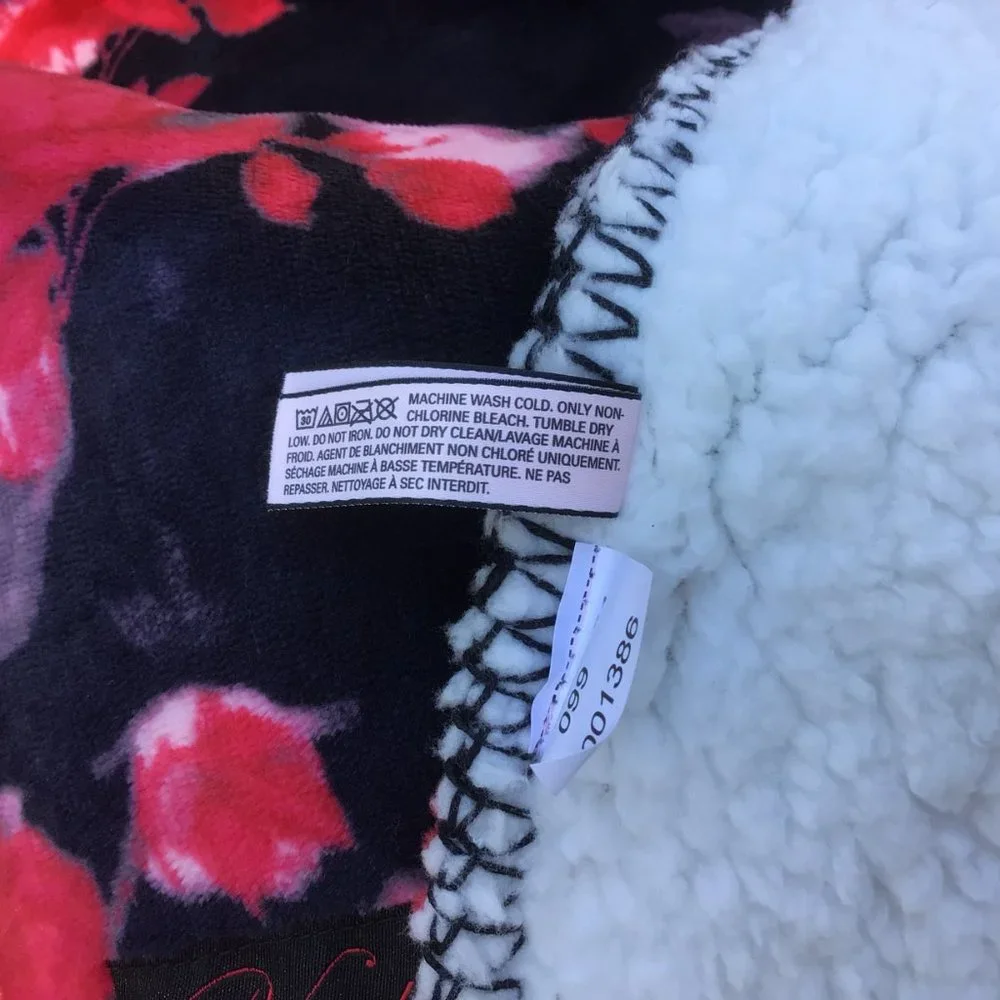 Victoria’s Secret Bold Black & Crimson Floral Sherpa Throw Blanket *RARE*